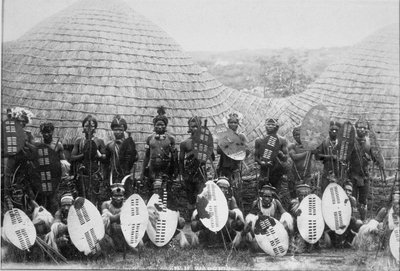 Retrato de grupo de guerreros zulúes fuera de una choza, c.1875 de English Photographer